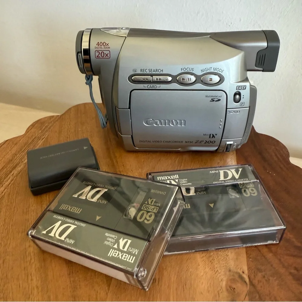 Canon ZR200 Silver Digital Camcorder including all picture AND case!